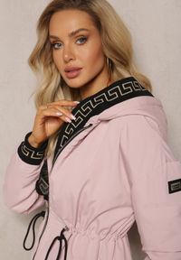 Renee - Różowa Kurtka Parka z Geometrycznym Wzorem na Kapturze i Rękawach Lidya. Kolor: różowy. Wzór: geometria