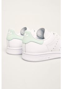 adidas Originals - Buty skórzane Stan Smith. Nosek buta: okrągły. Zapięcie: sznurówki. Kolor: biały. Materiał: skóra. Szerokość cholewki: normalna. Obcas: na obcasie. Model: Adidas Stan Smith. Wysokość obcasa: niski #4