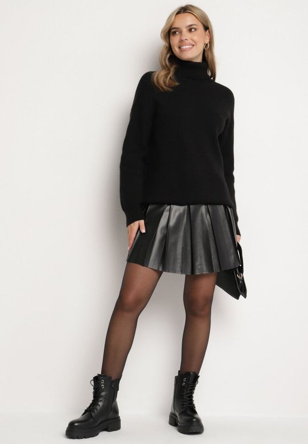 Born2be - Czarna Rozkloszowana Spódnica z Ekoskóry Ozdobiona Paskiem Lorezi. Kolor: czarny. Wzór: aplikacja