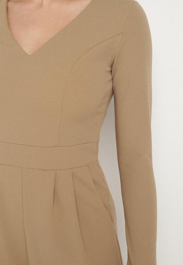 Born2be - Beżowy Kombinezon z Wiskozą z Dekoltem w Serek i Zakładkami Adivina. Okazja: na co dzień. Kolor: beżowy. Materiał: wiskoza. Długość rękawa: długi rękaw. Długość: krótkie. Styl: casual, elegancki