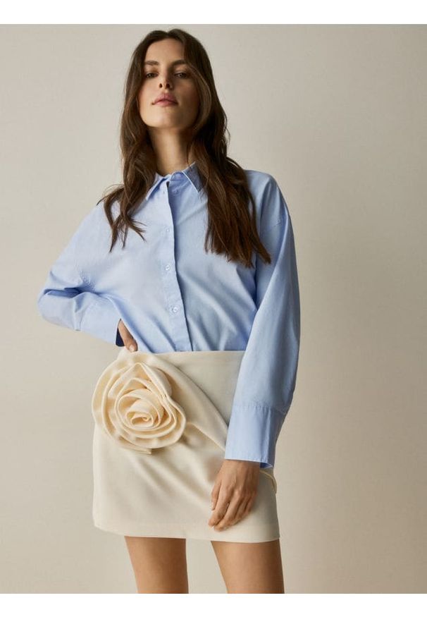 Reserved - Spódnica z ozdobną aplikacją - złamana biel. Materiał: tkanina, wiskoza. Wzór: aplikacja