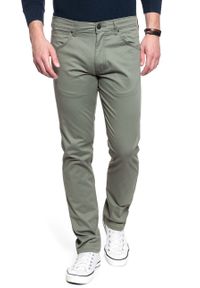 Wrangler - MĘSKIE SPODNIE MATERIAŁOWE WRANGLER GREENSBORO DUSTY OLIVE W15QWA275 112127116. Materiał: materiał #7