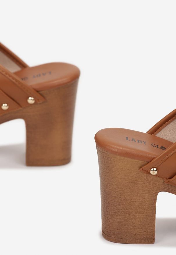 Renee - Brązowe Klapki Mihthra. Okazja: na co dzień. Nosek buta: okrągły. Kolor: brązowy. Wzór: aplikacja. Obcas: na słupku. Styl: boho, casual