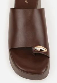 Renee - Brązowe Klapki Japonki na Koturnie w Stylu Drewniaków Triaqueena. Kolor: brązowy. Materiał: jeans, koronka. Wzór: aplikacja. Sezon: lato. Obcas: na koturnie #5