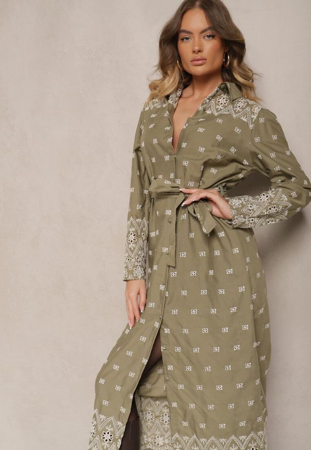 Renee - Zielona Koszulowa Sukienka Zdobiona Haftowanym Wzorem Wiązana w Pasie Tinnora. Kolor: zielony. Materiał: bawełna. Wzór: aplikacja, haft. Typ sukienki: koszulowe