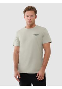 4f - T-shirt regular z nadrukiem męski - oliwkowy/khaki. Okazja: na co dzień. Kolor: brązowy, oliwkowy, wielokolorowy. Materiał: bawełna, jersey, dzianina. Długość rękawa: krótki rękaw. Długość: krótkie. Wzór: nadruk. Styl: sportowy, casual, klasyczny