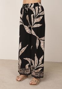 Born2be - Czarne Spodnie Wiskozowe Szerokie z Florystycznym Motywem Casual Nelinore. Okazja: na co dzień. Kolor: czarny. Materiał: wiskoza. Wzór: nadruk, gładki. Styl: casual #3
