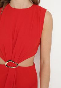 Born2be - Czerwona Sukienka Rozkloszowana z Wycięciami w Talii z Metaliczną Ozdobą Galetia. Kolor: czerwony. Wzór: aplikacja. Styl: klasyczny, elegancki #5