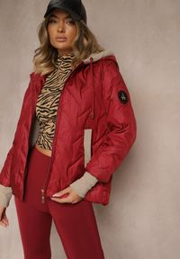 Renee - Czerwona Kurtka z Pikowanymi Przeszyciami Kontrastowymi Wstawkami i Kapturem Tulirea. Okazja: na co dzień. Typ kołnierza: kaptur. Kolor: czerwony. Materiał: jeans. Styl: casual, elegancki