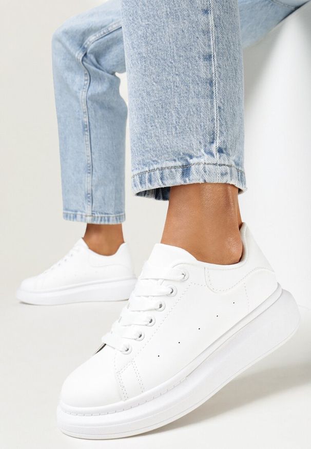 Born2be - Białe Sneakersy z Perforacją na Grubej Podeszwie Rilee. Kolor: biały. Materiał: skóra ekologiczna. Szerokość cholewki: normalna. Sezon: wiosna, jesień
