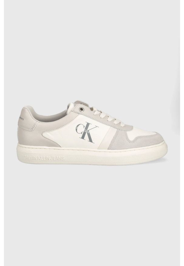 Calvin Klein Jeans sneakersy kolor beżowy. Nosek buta: okrągły. Zapięcie: sznurówki. Kolor: beżowy. Materiał: guma