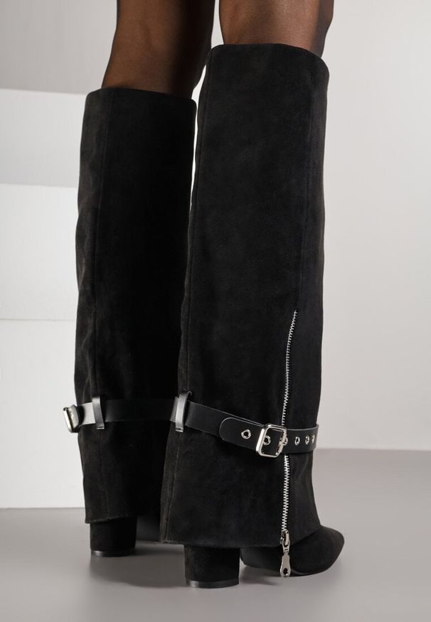 Renee - Czarne Kozaki Kowbojki na Słupku Ozdobione Klamrą i Wywiniętą Cholewką Unalasa. Okazja: na co dzień. Zapięcie: klamry. Kolor: czarny. Materiał: jeans. Szerokość cholewki: normalna. Wzór: aplikacja. Obcas: na słupku. Styl: casual