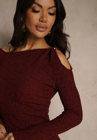 Renee - Bordowa Sukienka o Dopasowanym Kroju Ozdobiona Metaliczną Aplikacją Reittia. Okazja: na imprezę. Kolor: czerwony. Wzór: aplikacja. Sezon: wiosna #4