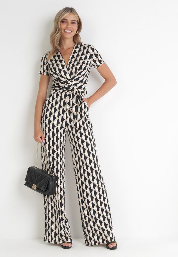 Born2be - Beżowy Długi Kombinezon Kopertowy Wiązany w Pasaie Braya. Kolor: beżowy. Materiał: materiał. Długość: długie. Wzór: geometria, aplikacja