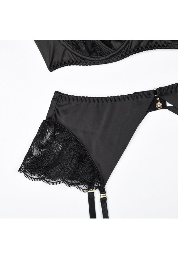 Intica - Komplet bielizny czteroczęściowy z koronką i złotymi akcentami Goranka. Kolor: czarny. Materiał: koronka. Wzór: koronka