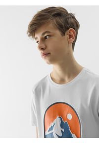 4F JUNIOR - T-shirt z bawełny organicznej z nadrukiem chłopięcy - biały. Okazja: na co dzień. Kolor: biały. Materiał: bawełna. Wzór: nadruk. Sezon: lato. Styl: casual, klasyczny, sportowy