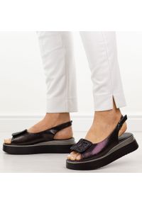 POTOCKI - Czarne sandały damskie na platformie Potocki 12590. Okazja: na co dzień, na spotkanie biznesowe, na ślub cywilny, na wesele, na imprezę. Kolor: czarny. Materiał: skóra. Wzór: aplikacja. Sezon: wiosna, lato. Obcas: na platformie. Styl: biznesowy, elegancki, casual, klasyczny, wizytowy #1