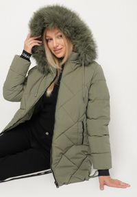 Born2be - Ciemnozielona Pikowana Kurtka z Kapturem z Futrem i Ściągaczami przy Rękawach Dacce. Okazja: na co dzień. Typ kołnierza: kaptur. Kolor: zielony. Materiał: futro. Styl: casual #4