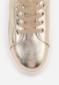 Born2be - Złote Płaskie Sneakersy Vices z Metalicznym Wykończeniem Syliyana. Okazja: na spotkanie biznesowe, na co dzień. Zapięcie: sznurówki. Kolor: złoty. Materiał: bawełna, jeans #7