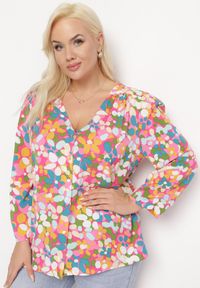 Born2be - Różowo-Pomarańczowa Kwiecista Koszula z Ozdobnymi Guzikami i Trójkątnym Dekoltem Portlyn. Okazja: na co dzień. Kolekcja: plus size. Kolor: różowy. Długość rękawa: długi rękaw. Długość: długie. Styl: casual #4