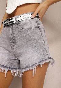 Renee - Jasnoszare Szorty Jeansowe z Bawełny High Waist Ozdobione Paskiem i Postrzępionymi Nogawkami Moalise. Stan: podwyższony. Kolor: szary. Materiał: bawełna, jeans. Długość: krótkie. Wzór: aplikacja. Sezon: lato. Styl: klasyczny #3