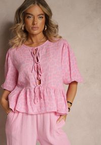 Renee - Różowa Bluzka z Bawełny w Prążki Zdobiona Wiązaniem i Falbaną Farettia. Okazja: na co dzień. Kolor: różowy. Materiał: bawełna. Wzór: aplikacja, prążki. Styl: klasyczny, casual