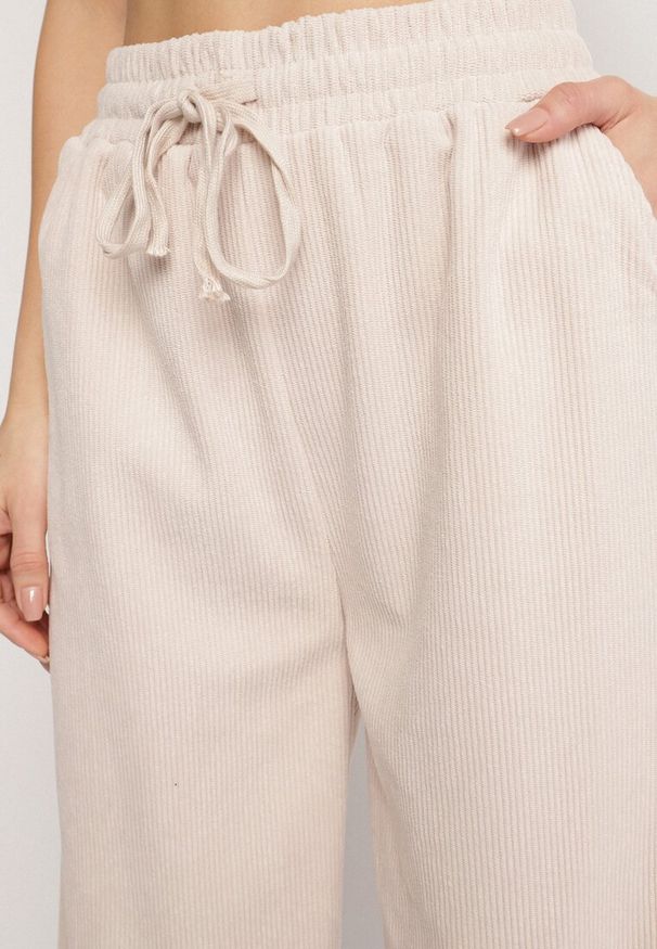 Born2be - Beżowe Szerokie Spodnie z Wysokim Stanem Wiązane Sznurkiem Cosetta. Okazja: na co dzień. Stan: podwyższony. Kolor: beżowy. Styl: elegancki, casual