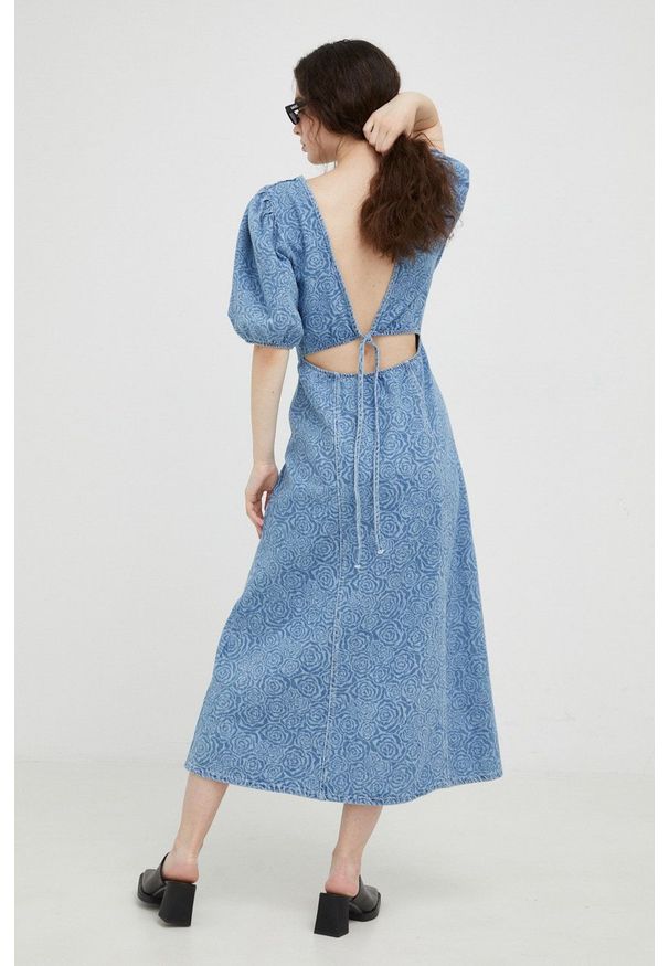 GESTUZ - Gestuz sukienka jeansowa maxi rozkloszowana. Kolor: niebieski. Materiał: jeans. Długość rękawa: krótki rękaw. Typ sukienki: rozkloszowane. Długość: maxi