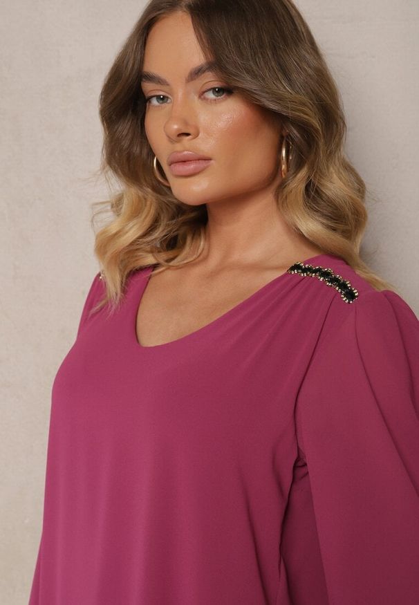 Renee - Fioletowa Sukienka z Wiskozą z Bufiastymi Rękawami i Falbanką u Dołu z Siateczki Ilita. Okazja: na co dzień. Typ kołnierza: dekolt w serek. Kolor: fioletowy. Materiał: wiskoza. Typ sukienki: proste. Styl: casual