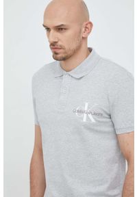 Calvin Klein Jeans polo męski kolor szary z nadrukiem. Typ kołnierza: polo. Kolor: szary. Materiał: dzianina. Długość: krótkie. Wzór: nadruk #1