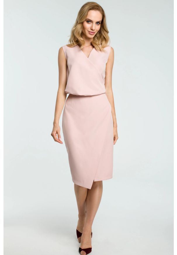 Sukienki.shop - Sukienka elegancka ołówkowa do pracy kopertowy dekolt różowa. Okazja: do pracy. Typ kołnierza: dekolt kopertowy. Kolor: czarny, różowy. Sezon: wiosna, lato. Typ sukienki: kopertowe, ołówkowe. Styl: elegancki