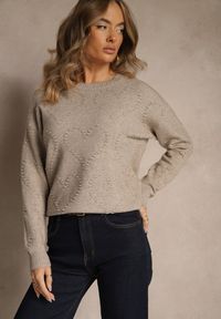 Renee - Beżowy Sweter z Tłoczonymi Sercami Unareia. Okazja: na co dzień. Kolor: beżowy. Materiał: jeans. Sezon: jesień. Styl: casual #1