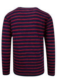 Męski, bawełniany sweter Pioneer w czerwono-granatowe poziome paski. Okazja: na co dzień. Kolor: niebieski, wielokolorowy, czerwony. Materiał: bawełna. Wzór: paski. Styl: casual