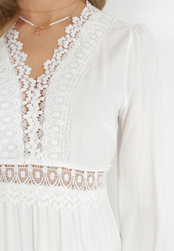 Born2be - Biała Rozkloszowana Sukienka z Koronką Brightyn. Kolor: biały. Materiał: koronka. Wzór: koronka. Długość: maxi