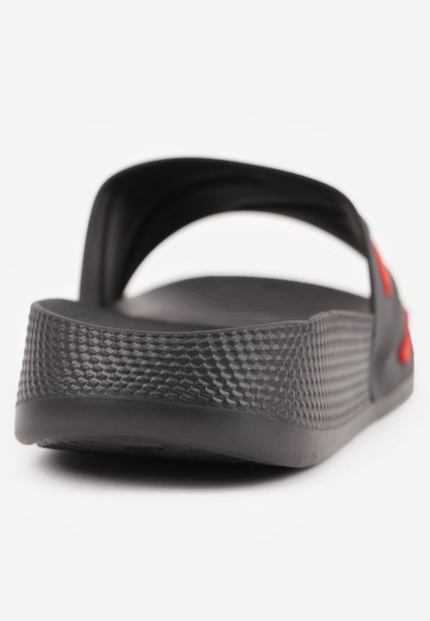 Born2be - Czarne Klapki Basenowe na Grubej Podeszwie z Tłoczonymi Paskami i Napisem Menimisia. Okazja: na co dzień. Kolor: czarny. Wzór: napisy. Sezon: lato. Styl: sportowy, klasyczny, wakacyjny, casual