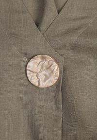 Renee - Ciemnobeżowa Sukienka o Pudełkowym Kroju z Lnem i Wiskozą Zdobiona Guzikiem Mezynore. Kolekcja: plus size. Kolor: beżowy. Materiał: wiskoza, len. Wzór: aplikacja. Typ sukienki: dla puszystych. Styl: boho, wakacyjny #4