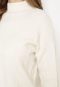 Born2be - Jasnobeżowy Sweter z Półgolfem z Ozdobnym Wzorem na Dzianinie Kirtana. Kolor: beżowy. Materiał: dzianina. Sezon: zima #6