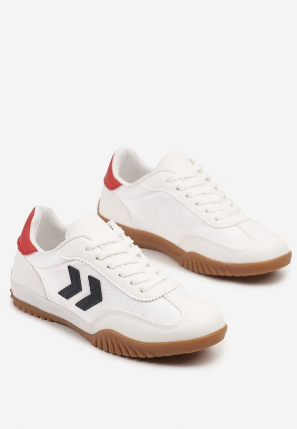 Renee - Biało-Czerwone Sneakersy Typu Kultowe Tenisówki Zdobione Przeszyciami Mepenna. Okazja: na randkę. Kolor: biały. Materiał: jeans. Wzór: aplikacja