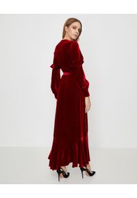 RAQUEL DINIZ - Czerwona jedwabna sukienka. Kolor: czerwony. Materiał: jedwab. Długość rękawa: długi rękaw. Typ sukienki: kopertowe, rozkloszowane. Styl: elegancki. Długość: maxi #5