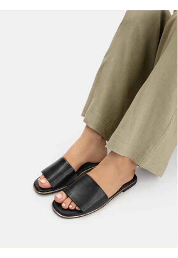 Lasocki Klapki CEO-RST-HOSTA-01 Czarny. Kolor: czarny. Materiał: skóra