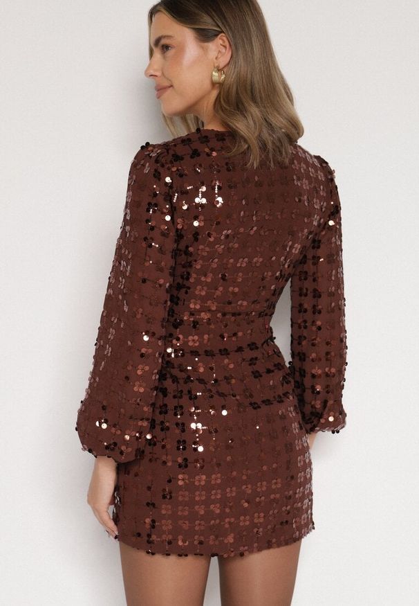 Born2be - Brązowa Kopertowa Sukienka z Wiązaniem Zdobiona Cekinami Wedelessa. Okazja: na sylwestra. Typ kołnierza: dekolt w serek. Kolor: brązowy. Materiał: futro, poliester. Wzór: aplikacja. Typ sukienki: kopertowe. Styl: klasyczny