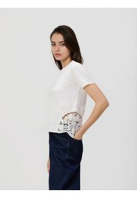 Reserved - T-shirt z ażurową wstawką - biały. Kolor: biały. Materiał: dzianina, bawełna. Wzór: ażurowy #1