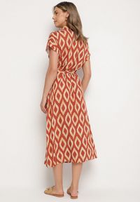 Born2be - Pomarańczowa Wiskozowa Sukienka Koszulowa z Geometrycznym Wzorem Rallapea. Okazja: na co dzień. Typ kołnierza: kołnierzyk klasyczny. Kolor: pomarańczowy. Materiał: wiskoza. Długość rękawa: krótki rękaw. Wzór: geometria. Typ sukienki: koszulowe. Styl: klasyczny, casual, elegancki #2