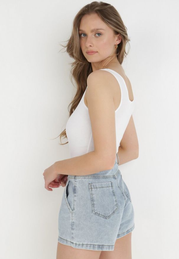 Born2be - Białe Body Iomiera. Kolor: biały. Materiał: bawełna, jeans, materiał. Długość rękawa: na ramiączkach. Wzór: gładki. Styl: wakacyjny, klasyczny