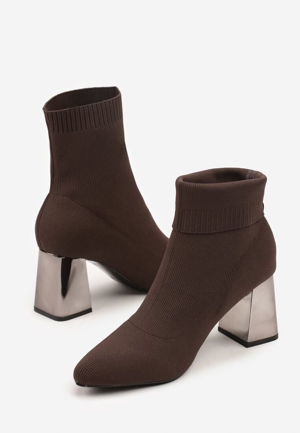 Born2be - Brązowe Botki Vices ze Skarpetkową Cholewką na Metalicznym Słupku Wadvira. Okazja: na co dzień. Zapięcie: bez zapięcia. Kolor: brązowy. Materiał: jeans. Szerokość cholewki: normalna. Obcas: na słupku. Styl: casual, elegancki