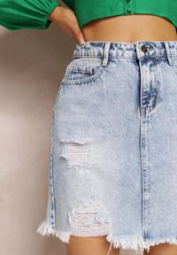 Renee - Jasnoniebieska Spódnica Mellice. Kolor: niebieski. Materiał: jeans. Wzór: aplikacja. Sezon: wiosna, lato. Styl: elegancki, klasyczny