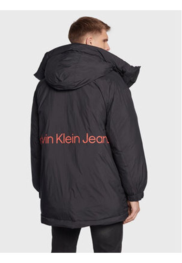 Calvin Klein Jeans Kurtka zimowa J30J321907 Czarny Relaxed Fit. Kolor: czarny. Materiał: syntetyk. Sezon: zima