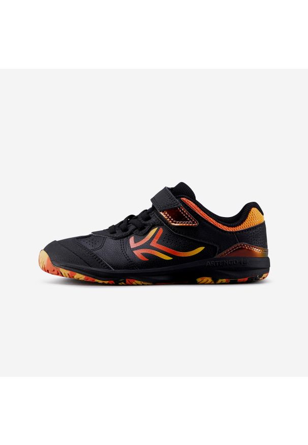 Decathlon - Buty sportowe dla dzieci Artengo TS 160. Okazja: na co dzień. Zapięcie: rzepy. Kolor: wielokolorowy, pomarańczowy, żółty, czarny, czerwony. Materiał: kauczuk. Szerokość cholewki: normalna