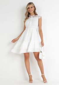 Born2be - Biała Koronkowa Sukienka Mini z Gumką w Pasie i Falbanką Difro. Kolor: biały. Materiał: koronka. Wzór: koronka. Długość: mini #5