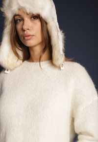Renee - Jasnobeżowy Sweter z Wełną i Geometrycznym Zdobieniem na Rękawach Zivita. Okazja: na co dzień. Kolor: beżowy. Materiał: wełna. Wzór: aplikacja, geometria. Styl: klasyczny, elegancki, casual #5